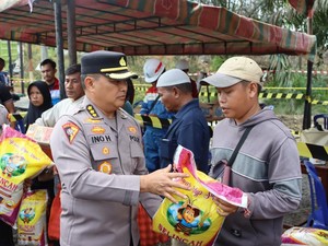 Polda Riau Dirikan Posko dan Beri Bantuan Korban Kebakaran Pipa Gas Inhil