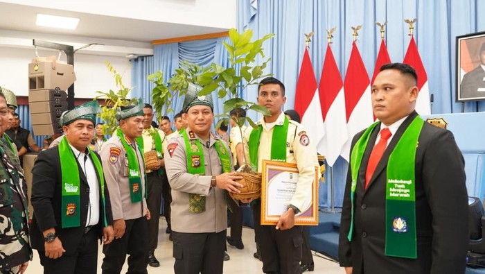 Kapolda Riau Beri Penghargaan dan Kado Pohon di HUT ke-45 Satpam