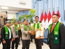 Kapolda Riau Beri Penghargaan dan Kado Pohon di HUT ke-45 Satpam