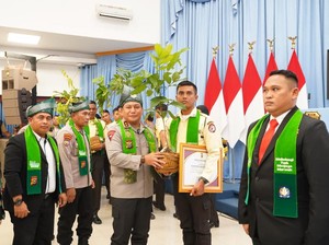 Kapolda Riau Beri Penghargaan dan Kado Pohon di HUT ke-45 Satpam