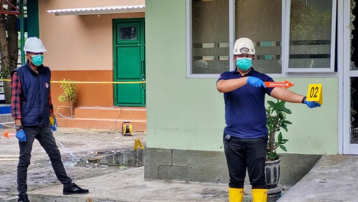 Polisi olah TKP di RSUD dr Harjono Ponorogo yang terbakar