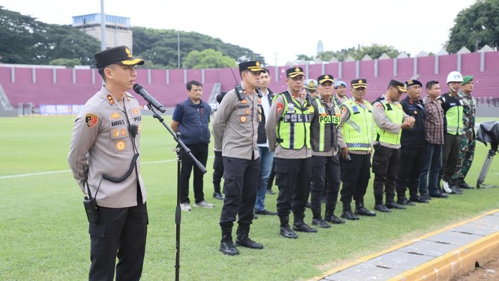Kapolres Kediri Kota AKBP Anggi Saputra Ibrahim saat apel pengamanan laga Persik vs Persib di Stadion Brawijaya