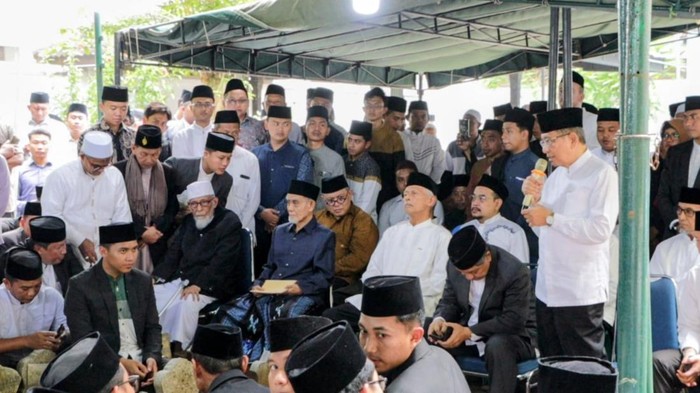 Abu Bakar Baasyir bersama pelayat memberikan penghormatan terkahir di pemakaman pimpinan Pondok Modern Darussalam Gontor, Ponorogo