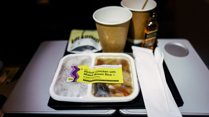 pramugara curi uang Seorang pramugara maskapai Scoot terbukti menggelapkan uang hasil penjualan makanan dan minuman selama penerbangan. Totalnya tak main-main, mencapai USD 40.000 (Rp 670,2 juta).