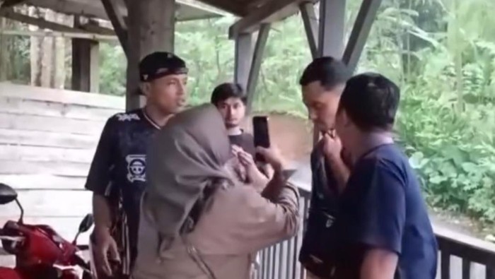 Pria Garut diintimidasi keluarga kades gegara kritik jalan rusak.