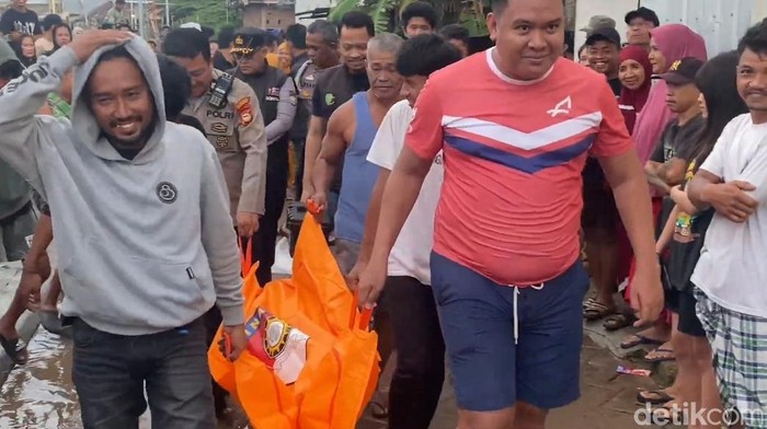 Proses evakuasi wanita bernama Asni (55) ditemukan tewas tenggelam di kanal Jongaya Makassar.