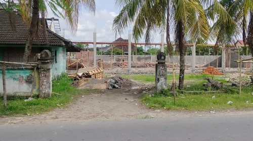 Proses pengerjaan bangunan Kopdes Merah Putih di Desa Ganti, Kecamatan Praya Timur, Lombok Tengah. (Dokumentasi warga)