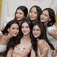 Melalui akun Instagram pribadinya Ranty Maria membagikan momen bridesmaid proposal jelang pernikahannya dengan Rayn Wijaya. Acara tersebut spesial untuk meminta kelima sahabatnya menjadi pengiring pengantin atau bridesmaid di hari bahagia Ranty. Foto: Instagram/@rantymaria