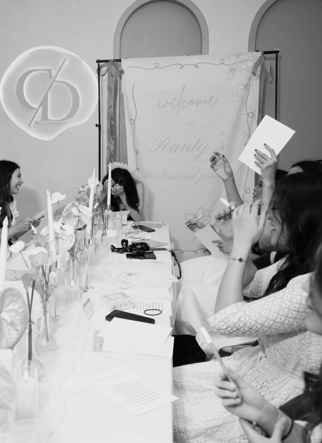 Acara bridesmaid proposal tersebut berjalan lancar dan penuh canda tawa. hosted my dream bridesmaid proposal and they said YES! love you my girls! tulis Ranty di keterangan unggahannya. Foto: Instagram/@rantymaria