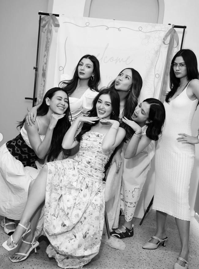 Dari foto yang dibagikan terlihat ada 5 sahabat Ranty yang dipilih menjadi bridesmaid pernikahannya. Ada Laura Theux, Hana Saraswati, hingga Dea Annisa. Foto: Instagram/@rantymaria