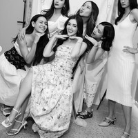 Dari foto yang dibagikan terlihat ada 5 sahabat Ranty yang dipilih menjadi bridesmaid pernikahannya. Ada Laura Theux, Hana Saraswati, hingga Dea Annisa. Foto: Instagram/@rantymaria