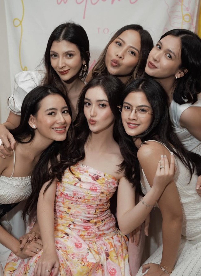 Para calon bridesmaid tampil kompak kenakan busana berwarna putih. Foto: Instagram/@rantymaria