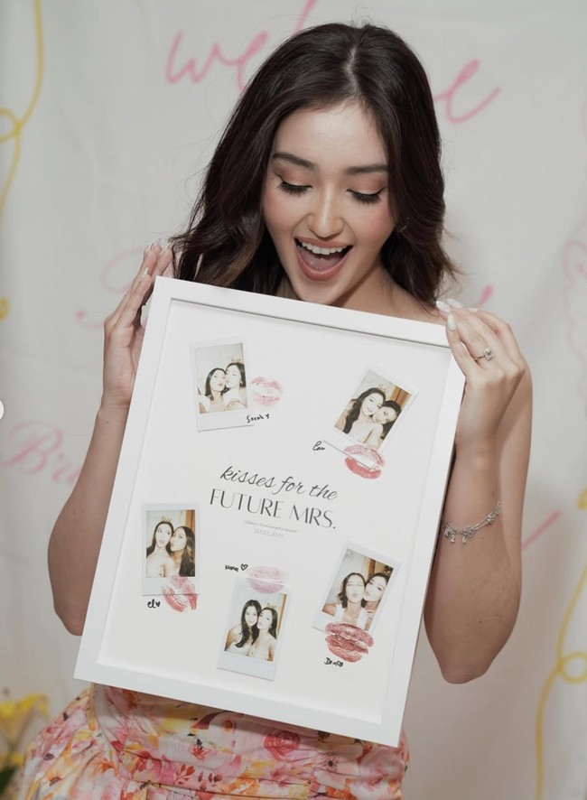 Ranty sendiri sebelumnya diketahui sudah dilamar oleh Rayn Wijaya pada 26 April 2024 lalu. Lamaran tersebut berlangsung romantis saat keduanya tengah berada di Disneyland Tokyo, Jepang. Foto: Instagram/@rantymaria