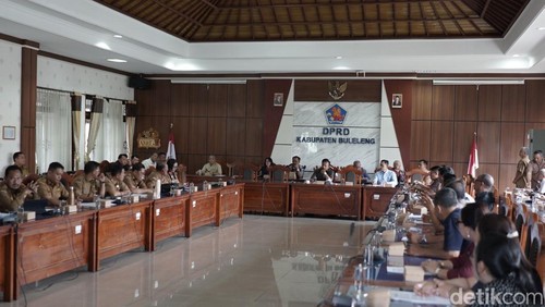 Rapat koordinasi kepesertaan Penerima Bantuan Iuran (PBI) BPJS Kesehatan di Gedung DPRD Buleleng, Senin (5/1/2026). ( Made Wijaya Kusuma)