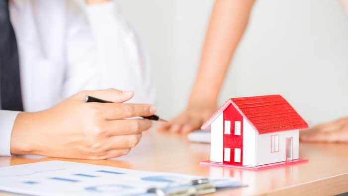 Real estate agent to present the property (house) to customer.