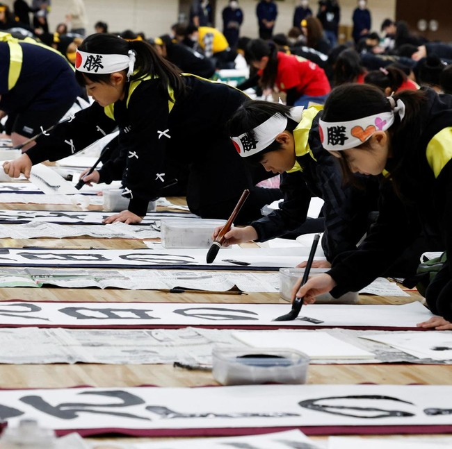 Ribuan Peserta Ikuti Kontes Kaligrafi Tahun Baru di Tokyo