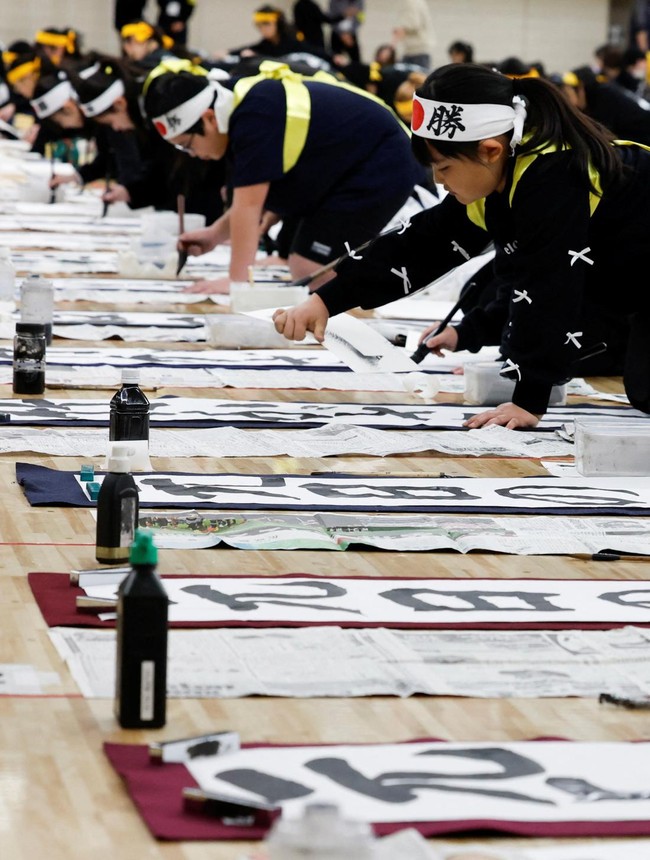 Ribuan Peserta Ikuti Kontes Kaligrafi Tahun Baru di Tokyo