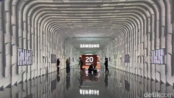 Area pameran Samsung First Look 2026 menampilkan instalasi visual imersif yang menggambarkan perjalanan inovasi dan visi Samsung di era AI. Foto: Rachmatunnisa/detikINET