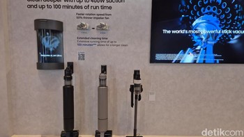 Samsung memamerkan Bespoke AI Jet Ultra, penyedot debu stick dengan daya hisap hingga 400W dan waktu pakai panjang untuk pembersihan rumah yang lebih optimal.  Foto: Rachmatunnisa/detikINET