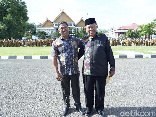 Sarjan dan Abdul Salam, dua pensiunan yang mendapat tali asih setelah dua hari menjadi PPPK paruh waktu Kota Bima, Senin, (5/1/2026).
