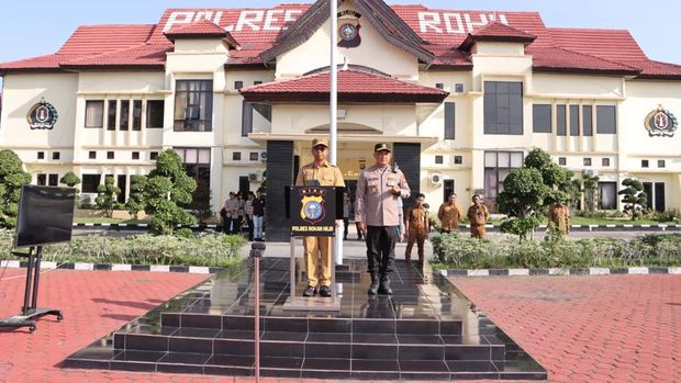 Sebanyak 10 personel Polres Rohil diberi penghargaan oleh Bupati Rohil atas pengungkapan 79,9 kilogram sabu. Sebanyak 10 personel Polres Rohil diberi penghargaan oleh Bupati Rohil atas pengungkapan 79,9 kilogram sabu.