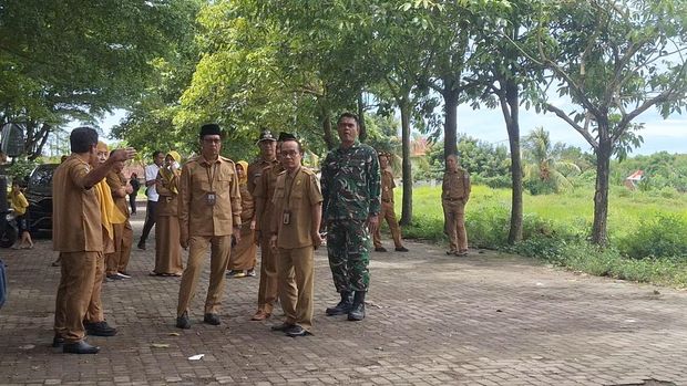 Sekda Mataram, Lalu Alwan Basri, bersama OPD mengecek sejumlah titik lahan untuk pembangunan Kopdes Merah Putih, Senin (5/1/2025) siang. (Nathea Citra/detikBali)