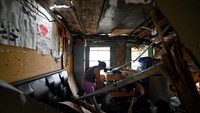 Di Catia La Mar, salah satu wilayah terdampak, warga terlihat menyusuri reruntuhan bangunan untuk mencari barang pribadi yang masih tersisa.  REUTERS/Gaby Oraa