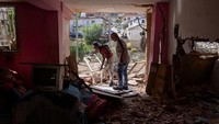 Puing beton, atap rumah, dan perabotan berserakan, menandai betapa dahsyatnya dampak serangan tersebut terhadap lingkungan tempat tinggal warga sipil. REUTERS/Gaby Oraa