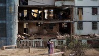 Serangan udara Amerika Serikat di sejumlah wilayah Venezuela meninggalkan kerusakan parah pada permukiman warga. REUTERS/Gaby Oraa