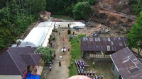 Sekolah yang sebelumnya hancur akibat banjir bandang pada bulan lalu itu tetap menjalankan aktivitas pendidikan demi memastikan proses belajar siswa tidak terhenti. Pihak sekolah berharap kegiatan belajar di sekolah darurat ini dapat terus berjalan hingga proses perbaikan gedung sekolah selesai. ANTARA FOTO/Iggoy el Fitra