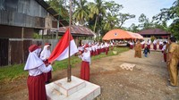 Pada hari pertama sekolah tersebut, siswa juga mengikuti berbagai kegiatan pembuka sebagai bagian dari adaptasi awal. Suasana belajar di sekolah darurat berlangsung tertib dengan tetap mengedepankan semangat dan kedisiplinan. ANTARA FOTO/Iggoy el Fitra