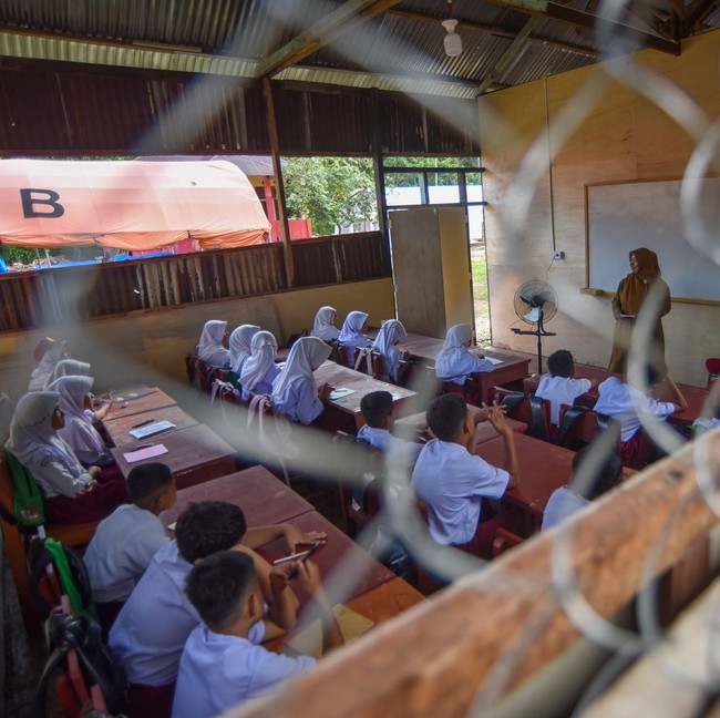Siswa Padang Pariaman Belajar di Sekolah Darurat