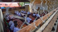 Meski berada dalam keterbatasan fasilitas, para siswa tampak antusias mengikuti pelajaran. Guru-guru tetap mendampingi dan memberikan pembelajaran seperti biasa, menyesuaikan kondisi ruang kelas darurat yang tersedia. ANTARA FOTO/Iggoy el Fitra