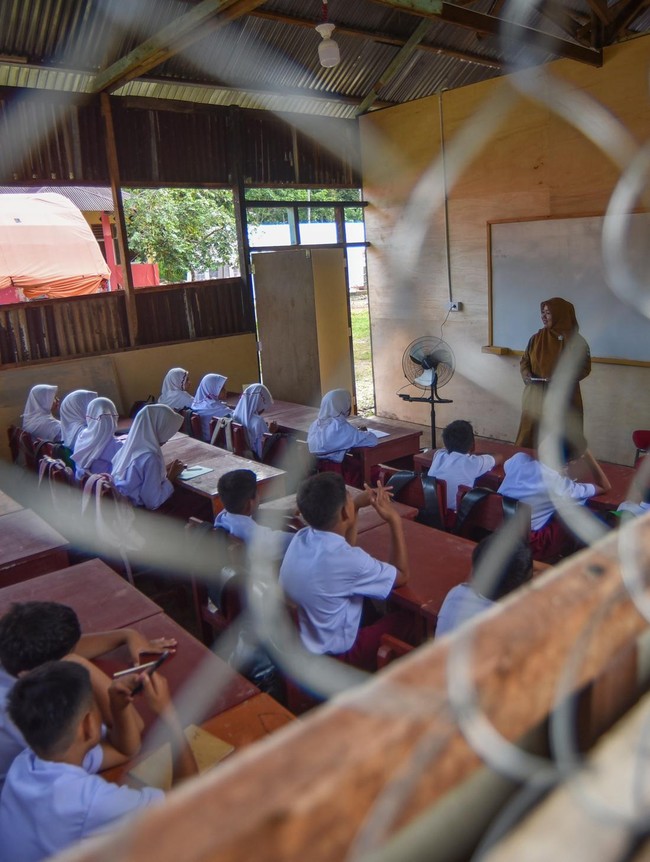 Siswa Padang Pariaman Belajar di Sekolah Darurat