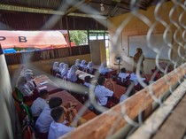 Siswa Padang Pariaman Belajar di Sekolah Darurat