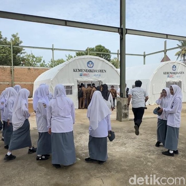 Siswa SMA di Padang Bersih-bersih Sekolah-Belajar di Tenda usai Banjir