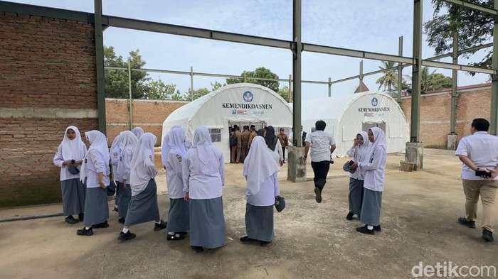 Siswa SMA Negeri 12 Padang mulai bersekolah usai bencana banjir yang melanda. (Jeka Kampai/detikSumut)