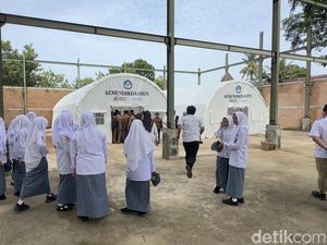 Siswa SMA di Padang Bersih-bersih Sekolah-Belajar dalam Tenda Usai Banjir