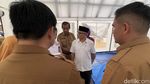 Siswa SMA di Padang Bersih-bersih Sekolah-Belajar dalam Tenda Usai Banjir