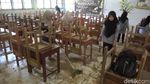 Siswa SMA di Padang Bersih-bersih Sekolah-Belajar dalam Tenda Usai Banjir