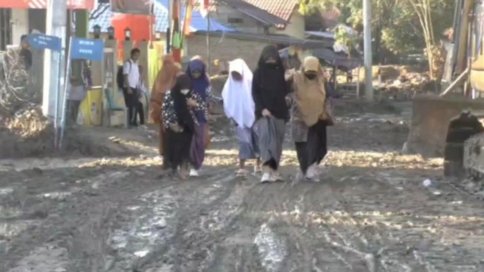 Tanpa Seragam, Siswa SMA di Pidie Jaya Sekolah Lewati Lumpur-Belajar di Tenda