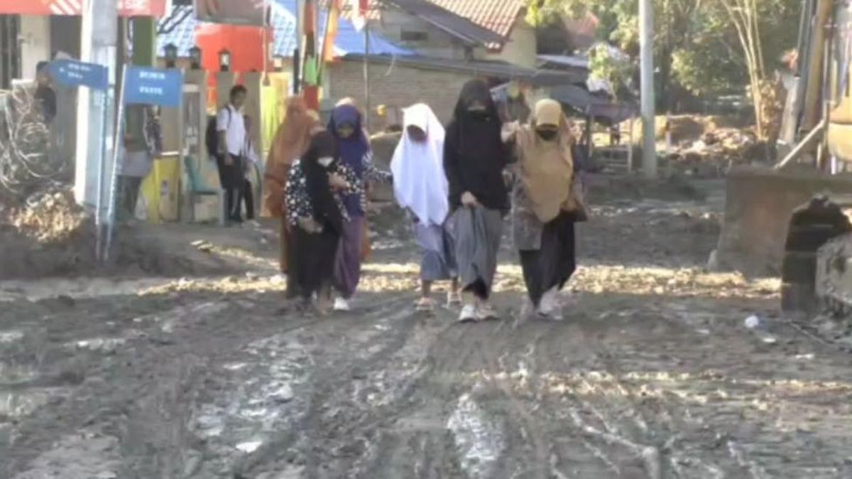 Tanpa Seragam, Siswa SMA di Pidie Jaya Sekolah Lewati Lumpur ...