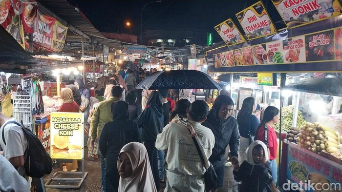 PKL Alun-Alun Kota Batu Full Senyum saat Libur Nataru