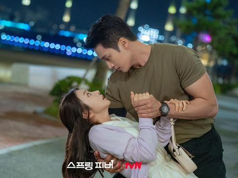 Drama Korea Spring Fever dibintangi Ahn Bo Hyun dan Lee Joo Bin.