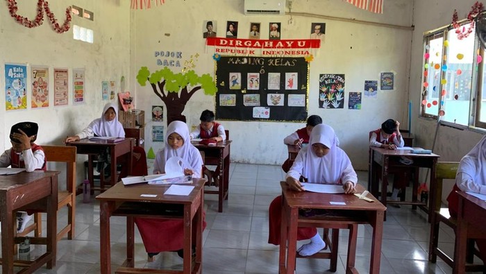 Suasana di ruang kelas SD Al Faruq di Palembang sedang belajar