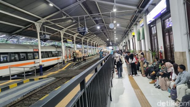 Suasana di Stasiun Gubeng Lama Surabaya. Suasana di Stasiun Gubeng Lama Surabaya.