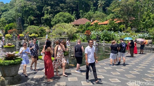 Suasana kunjungan wisatawan ke Taman Tirta Gangga, Karangasem, Bali, Kamis (25/12/2025). (Foto: I Wayan Selamat Juniasa/detikBali)