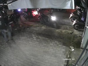 Terekam CCTV Gangster Serang Warga Gresik di Warung Nasi Goreng