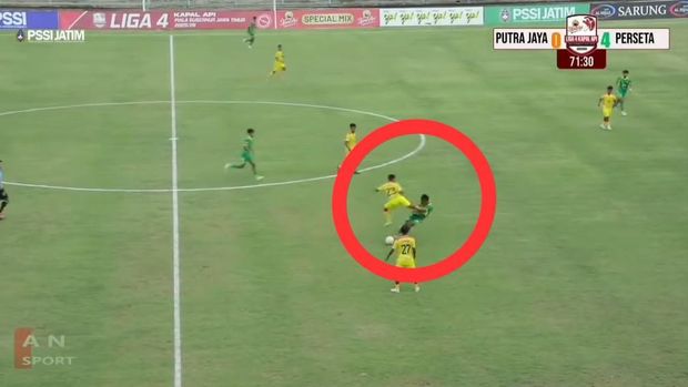 Tendangan horor Liga 4 Pemain Putra Jaya Pasuruan M Hilmi menendang dengan sengaja pemain Perseta 1970 Tulungagung Firman Nugraha hingga kolaps saat laga babak 32 besar Liga 4 PSSI Jatim di Stadion Gelora Bangkalan