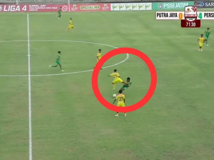 Pemain Putra Jaya Pasuruan M Hilmi menendang dengan sengaja pemain Perseta 1970 Tulungagung Firman Nugraha hingga kolaps saat laga babak 32 besar Liga 4 PSSI Jatim di Stadion Gelora Bangkalan